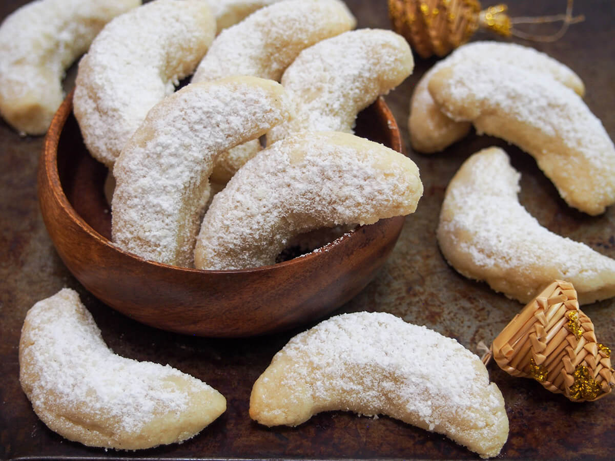 vanillekipferl vanilla crescent cookies in small dish